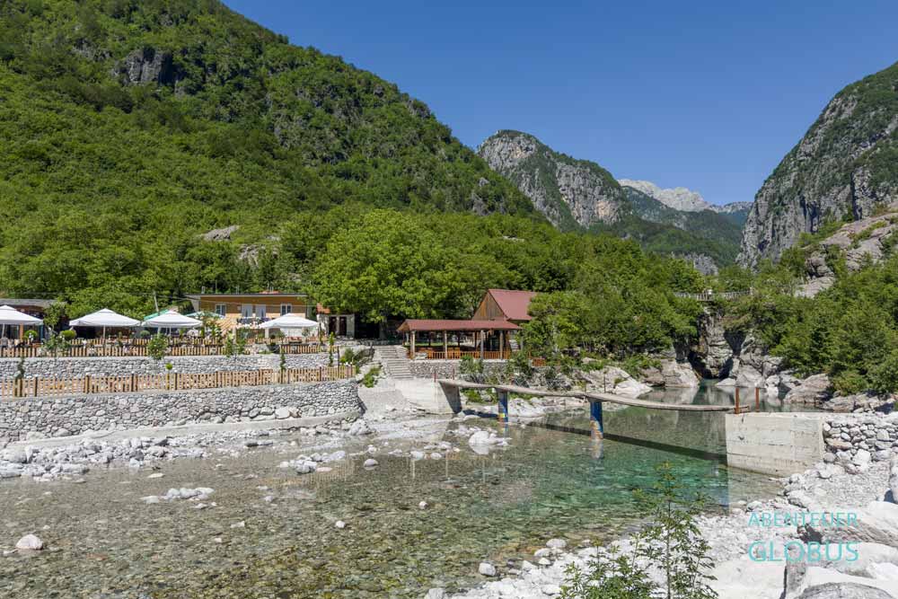 Attraktion bei Theth: Restaurants am Fluss Lumi i Kaprreja, Ausgangspunkt zum Blue Eye (Blaues Auge)