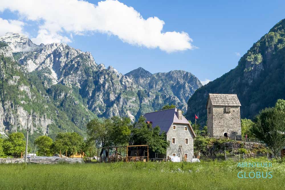 Blutracheturm Kulla e Ngujimit mit Museum, Eine Sehenswürdigkeit in Theth