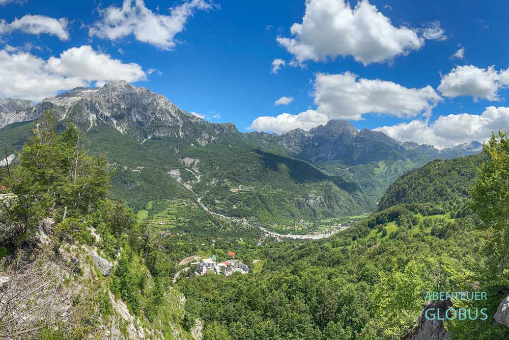 Ausgangspunkt für den Fernwanderweg "Peaks of the Balkans" ist häufig der Bergort Theth.  