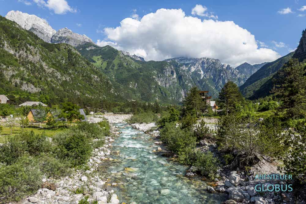 Der Fluss Lumi i Thethit fließt durch den Bergort Theth in den Albanischen Alpen.