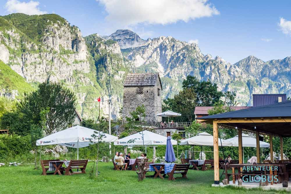 Bergdorf Theth: Restaurant Petriti und Steinturm Kulla e Ngujimit