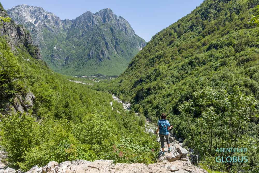 Wanderung zum Blue Eye bei Theth: Talkessel und Berge