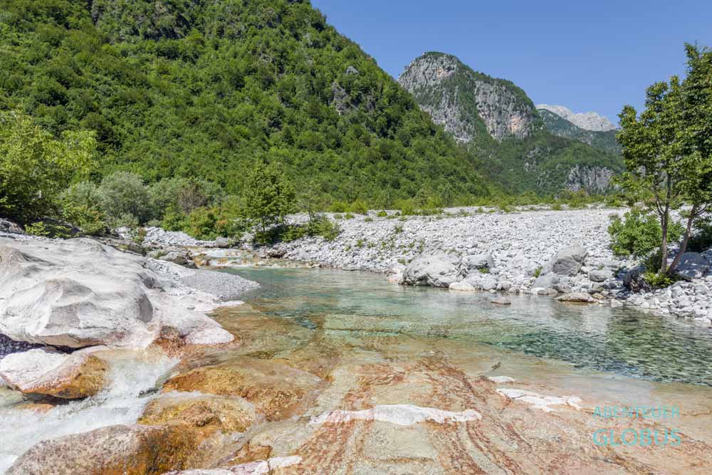 Highlight bei Theth in den Albanischen Alpen: Fluss Lumi i Kaprreja im Tal auf der Hikingtour zum Blue Eye