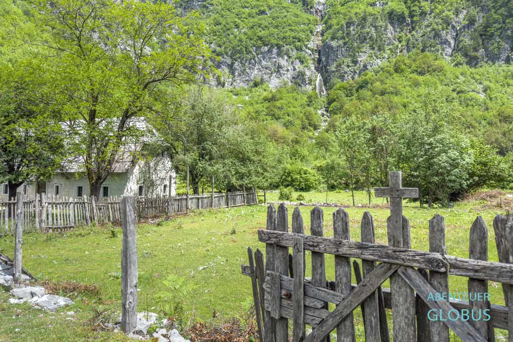 Wanderung zum Grunas Canyon in Theth: altes Gehöft