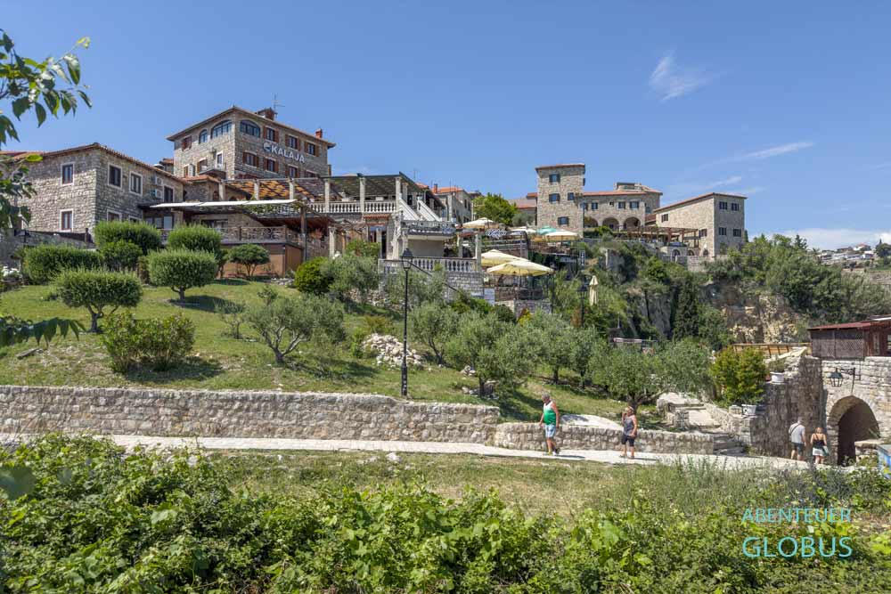 Altstadt von Ulcinj mit Steinhäusern, Türmen und alten Palästen