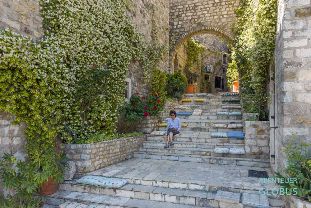 Gasse mit Treppen in der Altstadt von Ulcinj