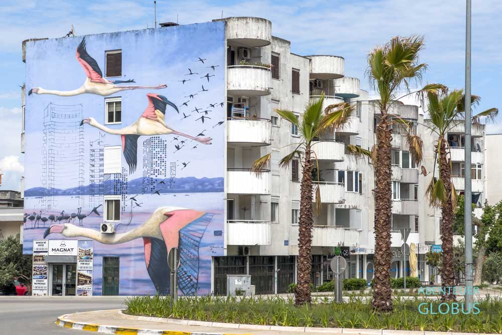 Ulcinj: Flamingos an einer Hauswand