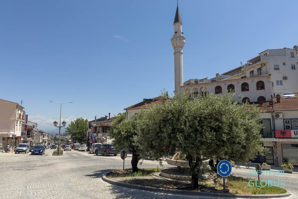 Boulevard Derd Kastrioti Skenderbeg mit Kryepazari Moschee