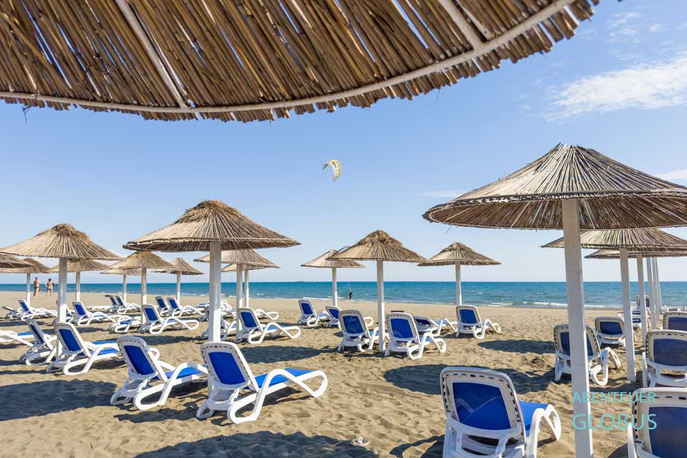 Strände in Ulcinj: Velika Plaza (Großer Strand), auch Long Beach, mit Kitesurfer 