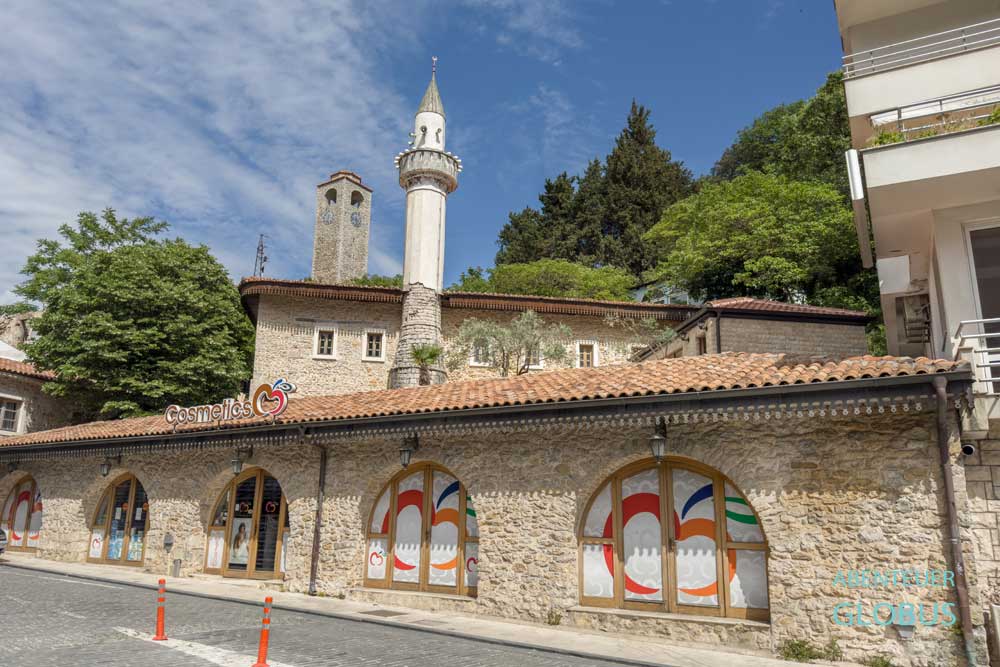 Ulcinj: Hauptmoschee Namazdjah, auch Namazgjahu, und der alte Uhrturm Sahat Kula