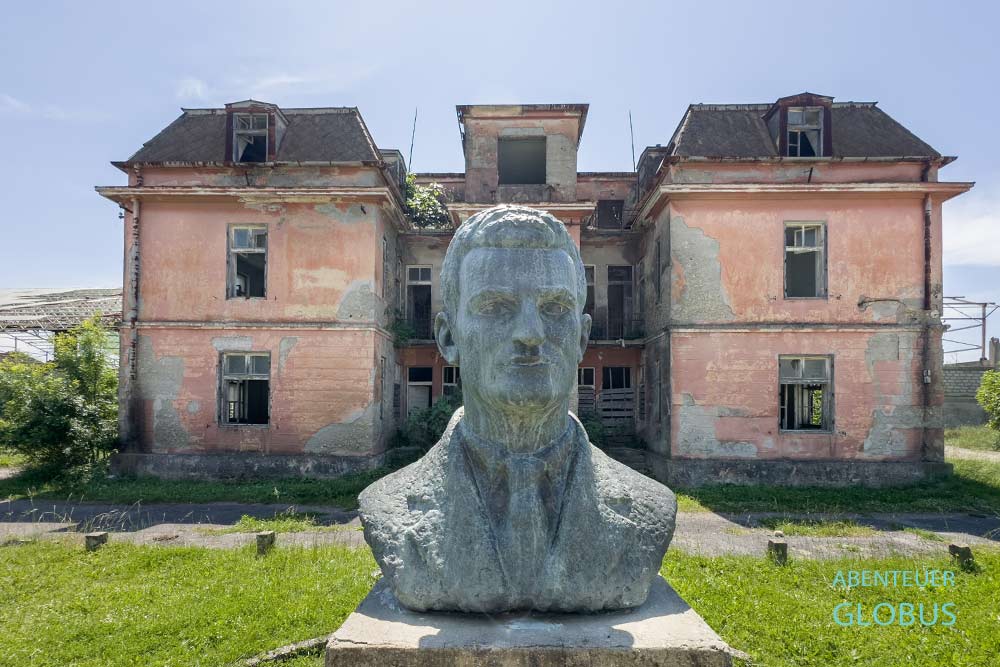 Ulcinj, Montenegro: Altes Verwaltungsgebäude der Saline von Ulcinj mit der Büste von Bajo Sekulic 