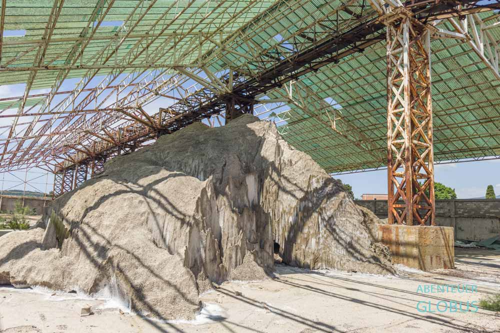 Saline von Ulcinj: alte Lagerhalle mit Restbeständen des gewonnenen Salzes