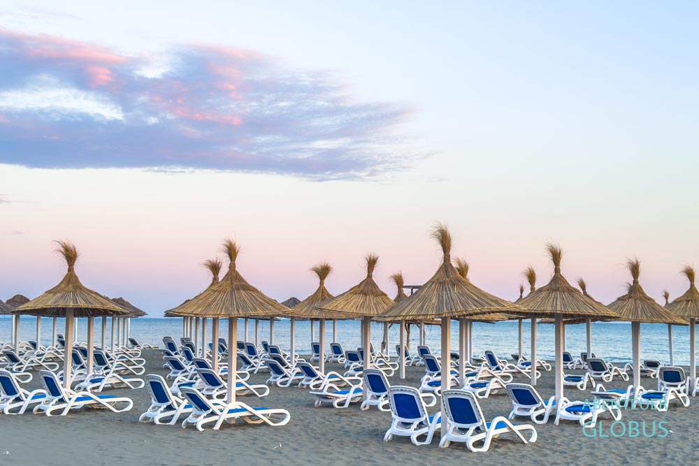 Strände von Ulcinj: Long Beach (Velika Plaza) mit Liegen und Sonnenschirmen