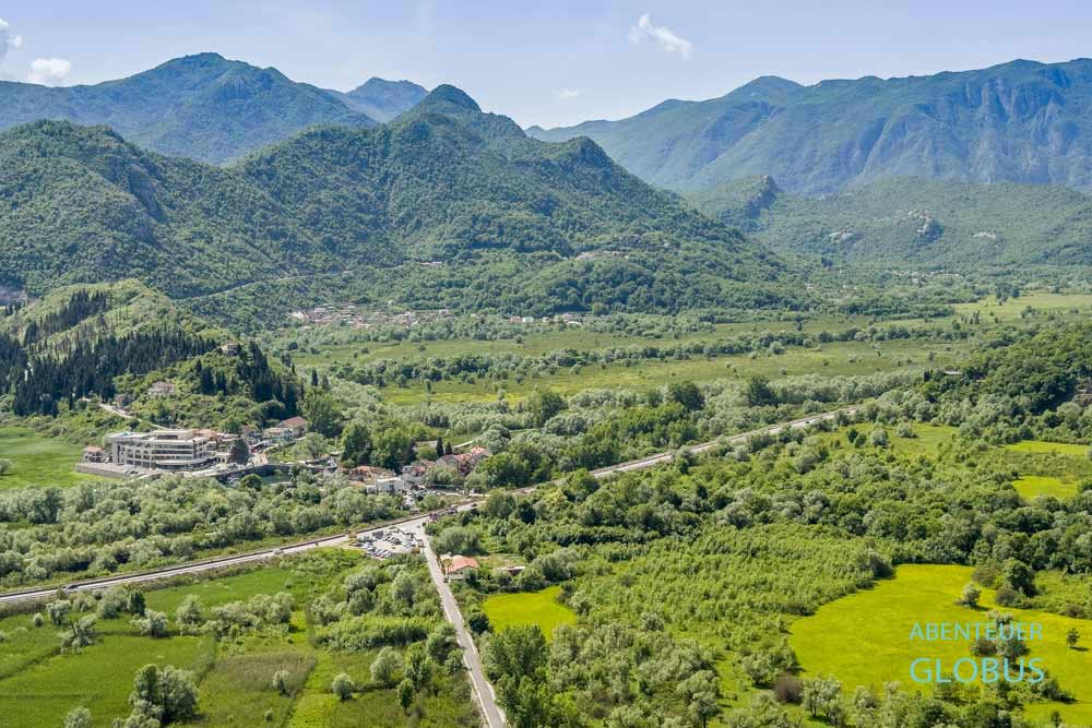 Blick auf den Ort Virpazar und die umliegende Berglandschaft
