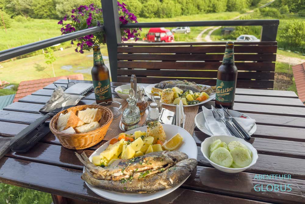 Campingplatz bei Virpazar: Leckeres Abendessen im Camp Sunny Hills 