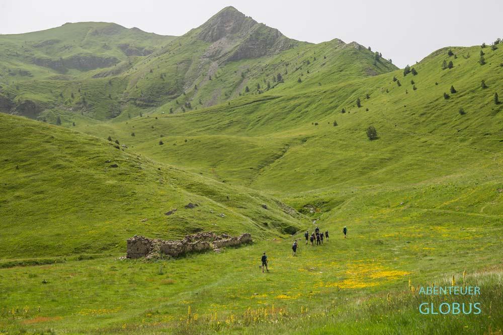 Aktivitäten bei Lepushe: Wandergruppe auf dem Weg zum Berg Vajusha in den Albanischen Alpen