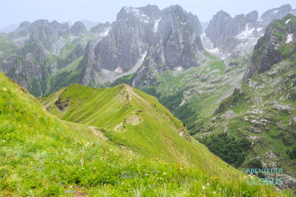 Wanderung auf den Berg Maja e Vajushes, auch Vajusha genannt. Blick auf Prokletije mit Fernwanderweg Peaks of the Balkans