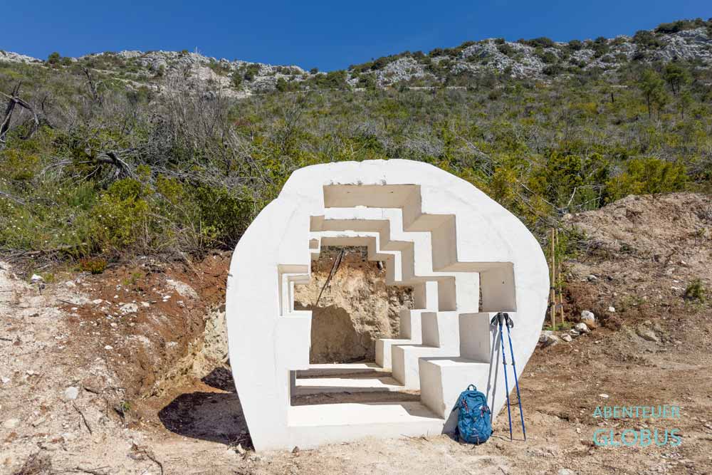 Betonskulptur am Weg zum Aussichtspunkt Orebic