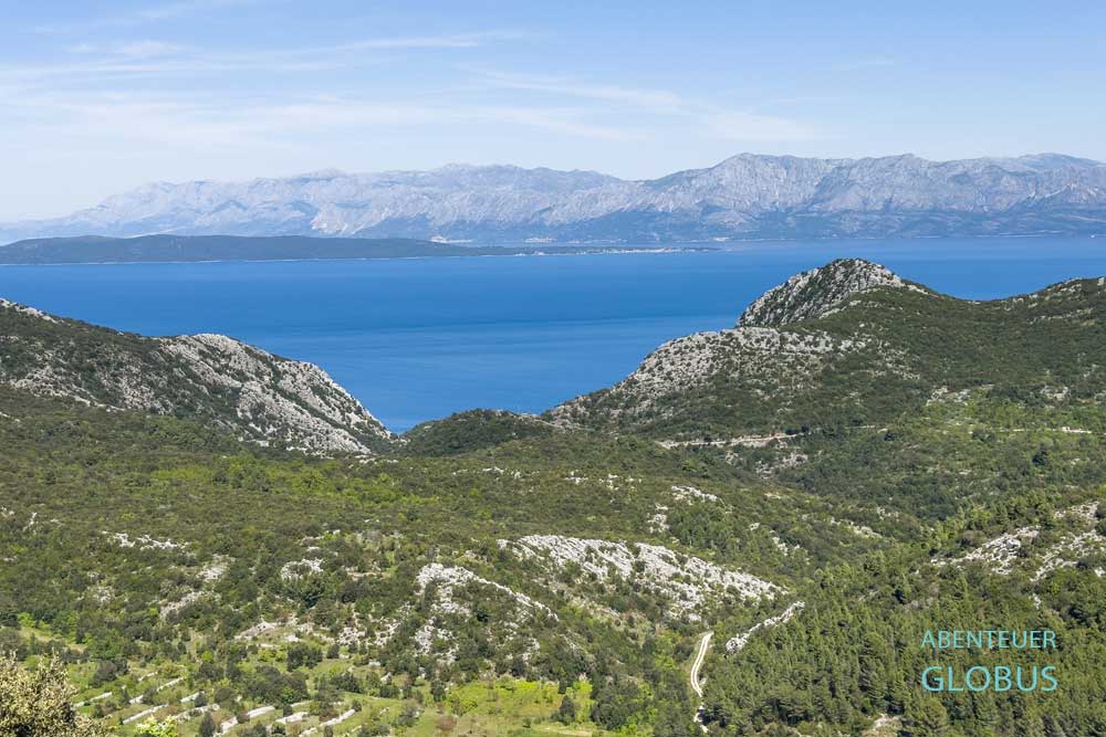 Halbinsel Peljesac: Blick vom Viewpoint Orebic auf die Insel Hvar und das Festland mit dem Velebit-Gebirge