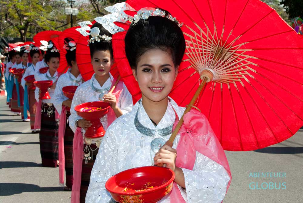 Frauen mit roten Schirmen beim Flower Festival in Chiang Mai