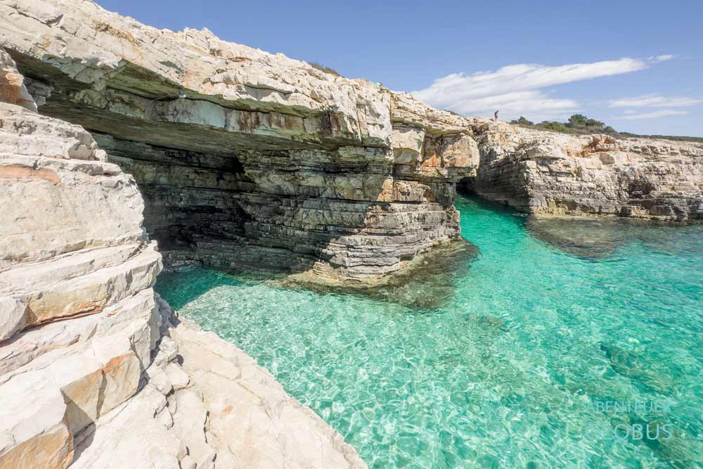 Strand Kolumbarica mit Klippen und Meereshöhlen im Naturschutzgebiet Kamenjak