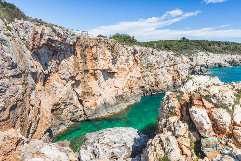 Premantura: Naturpark Kamenjak in der Bucht Velika Kolumbarica mit steilen Klippen nahe Kap Kamenjak