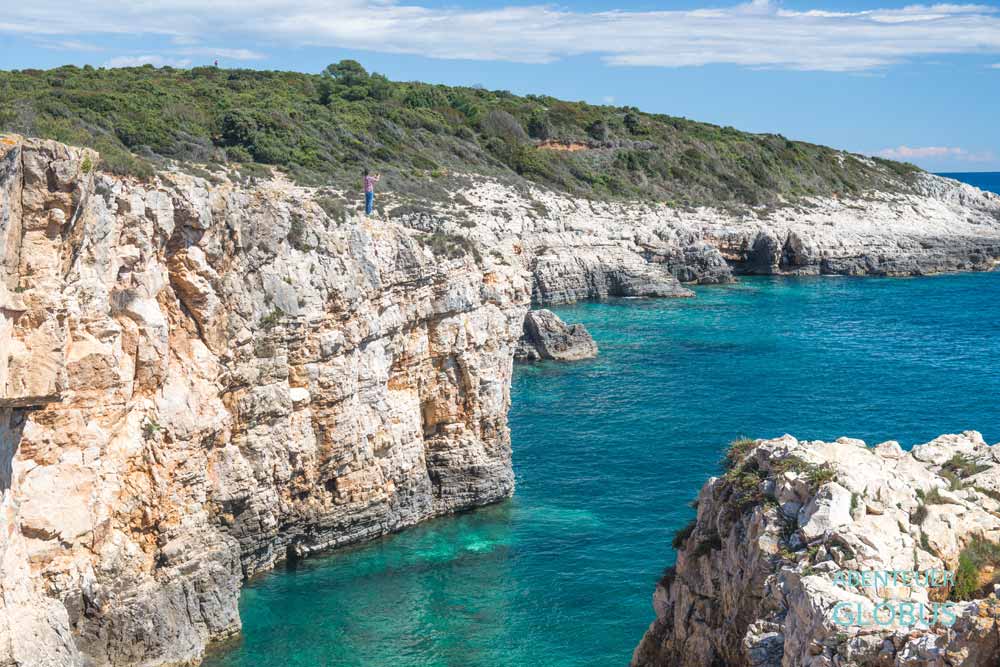 Premantura: Felsklippen in der Meeresbucht Kolumbarica im Naturschutzgebiet Kap Kamenjak