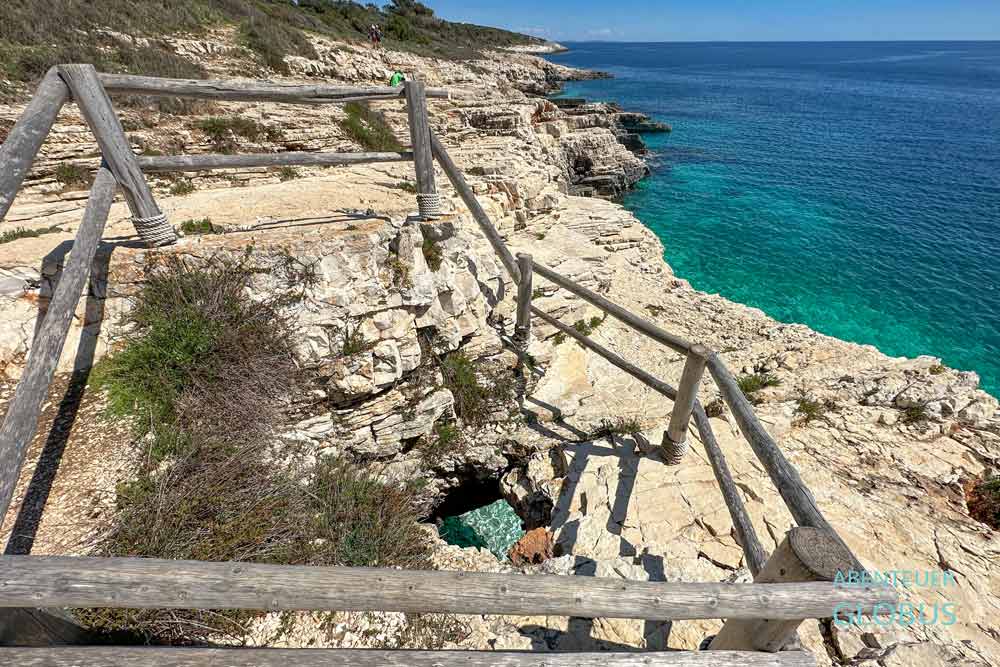 Premantura, Naturschutzgebiet Kamenjak: Loch in den Klippen am Kolumbarica Beach
