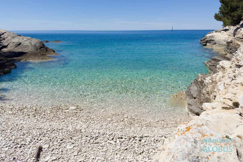 Premantura: Menschenleerer Strand Radovica im Naturschutzgebiet Kamenjak