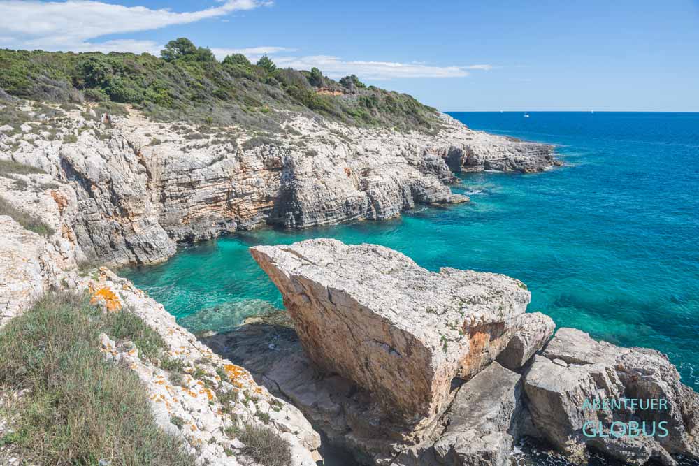 Naturschutzgebiet Kamenjak: Bucht Kolumbarica ist beliebt bei Klippenspringern.