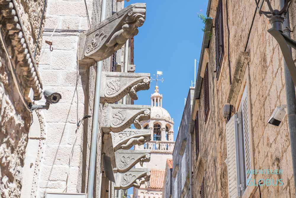 Altstadt von Korcula: kunstvolle Steinmetzarbeiten an einem Haus 