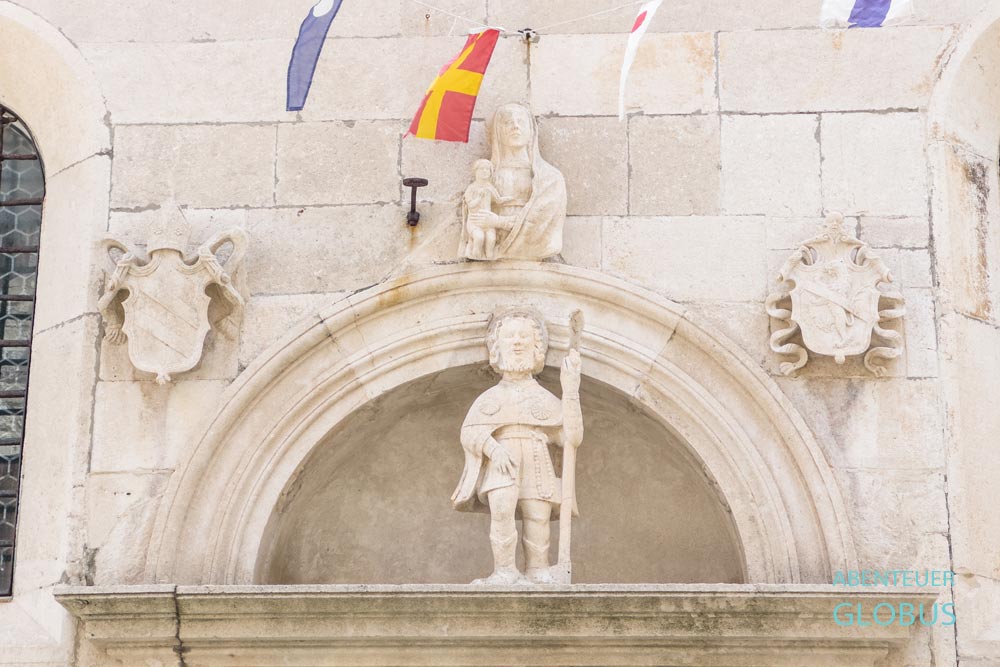 Steinmetzkunst an einem Portal der St. Markus Kathedrale 