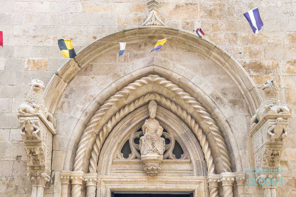 Steinmetzarbeiten am Eingangsportal der St. Markus Kathedrale 