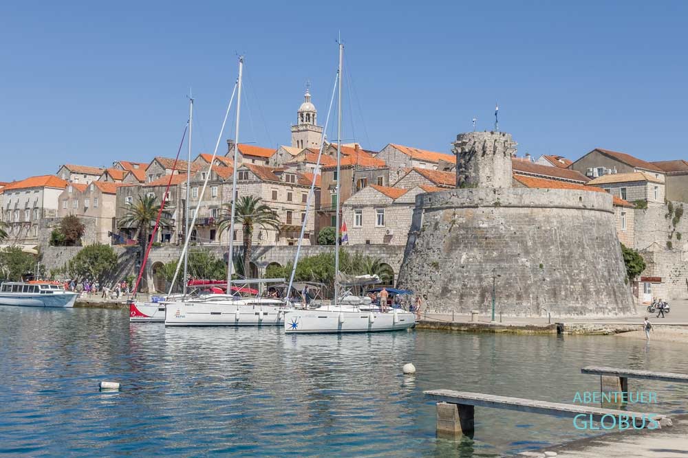 Altstadt Korcula: Stadtmauer mit Wehrturm Velika Knezeva am Hafen 