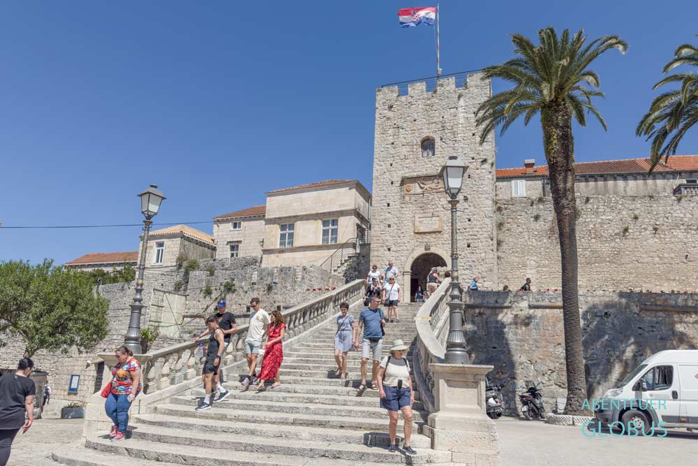Attraktion in der Altstadt von Korcula: Landtor Veliki Revelin am Platz Trg Kralja Tomislava