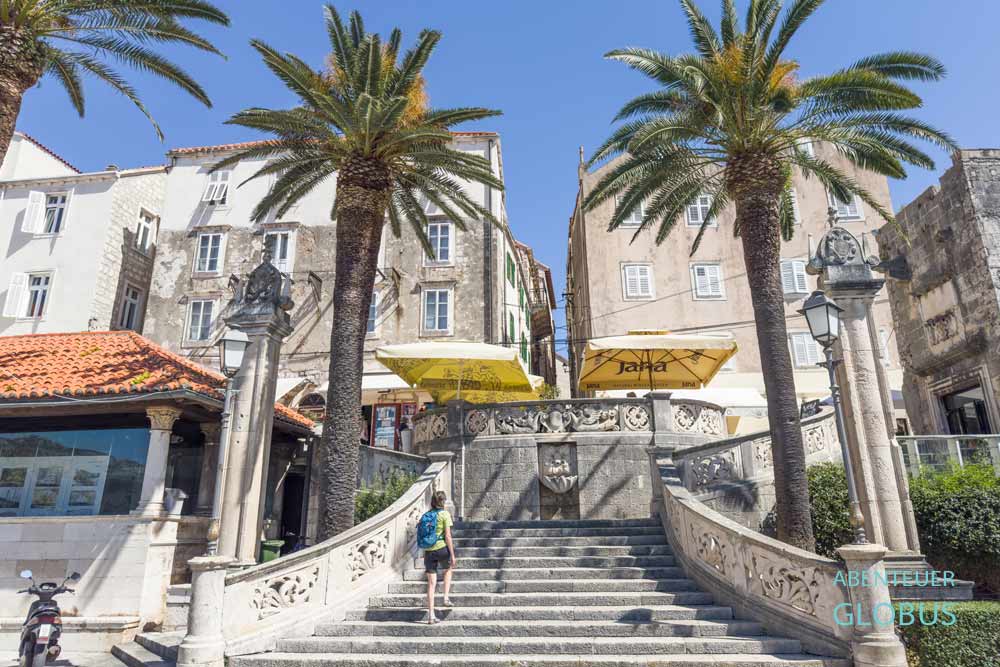 Korcula: Treppenaufgang und Turm Morska am Seetor