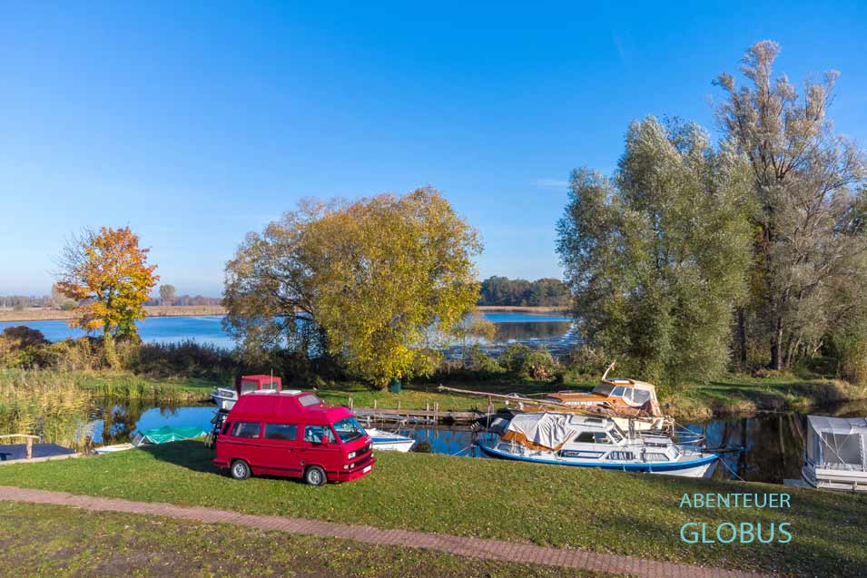 Stellplatz für Wohnmobile, Bullis und andere Camper an der Fischhütte unmittelbar an den Linumer Teichen. Der Stellplatz ist direkt am Linumer Hafen.