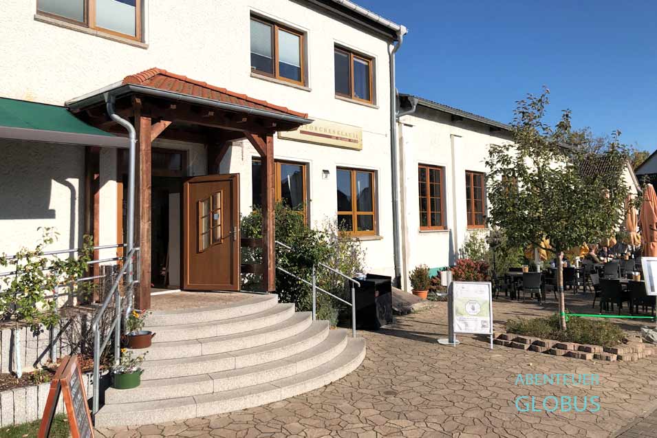 Essen kann man in der Storchenklause Linum. Das Restaurant hat täglich geöffnet.