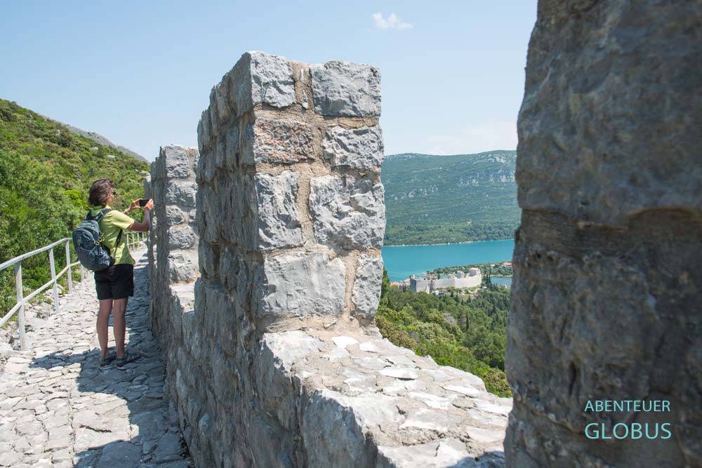 Blick von der Wehrmauer auf das Fort Koruna und Mali Ston