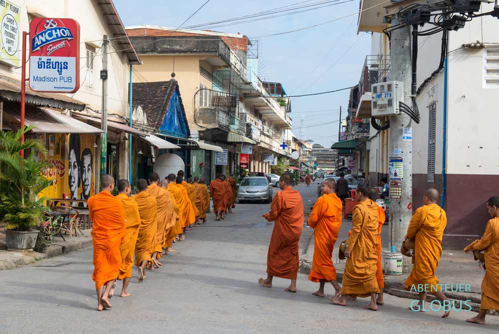 Battambang: Mönche beim Almosensammeln am Morgen