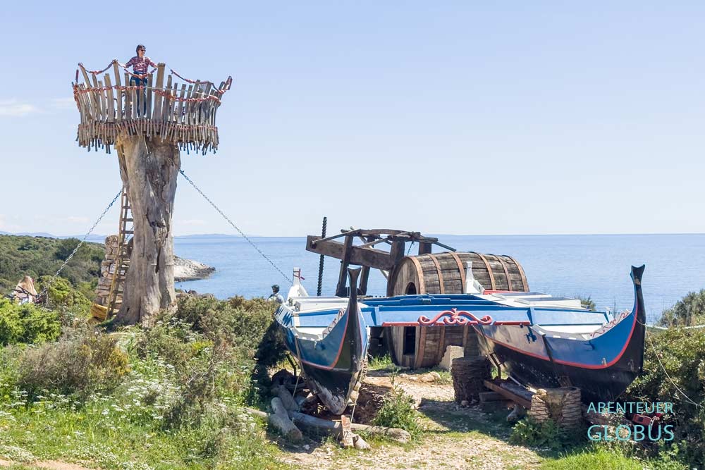 Holzturm der Safari Bar am Strand Mala Kolumbarica im Naturpark Kamenjak in Premantura