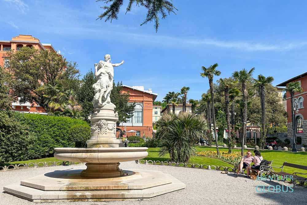 Helios-und-Selena-Brunnen im St. Jakobspark in Opatija