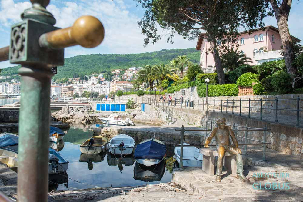 Kleiner Hafen von Opatija und Statue eines Barkajol-Bootsmanns an der Franz-Joseph-Promenade