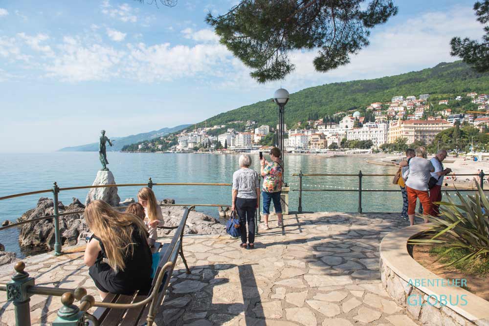 Opatija, Kvarner Bucht : Franz-Joseph-Promenade, auch Lungomare, und Statue Mädchen mit der Möwe 