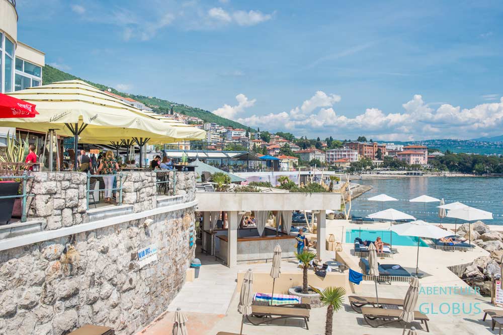 Opatija: Strand mit Pool vor dem Hotel Savoy