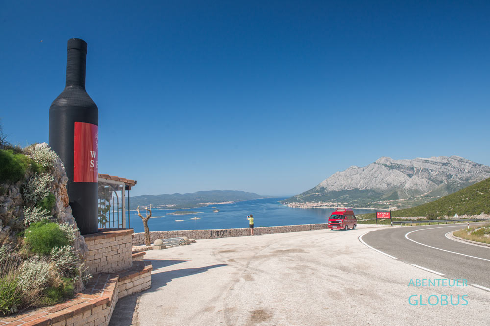 Aussichtspunkt am Weinverkauf von Andricevic Wines mit rotem Camper