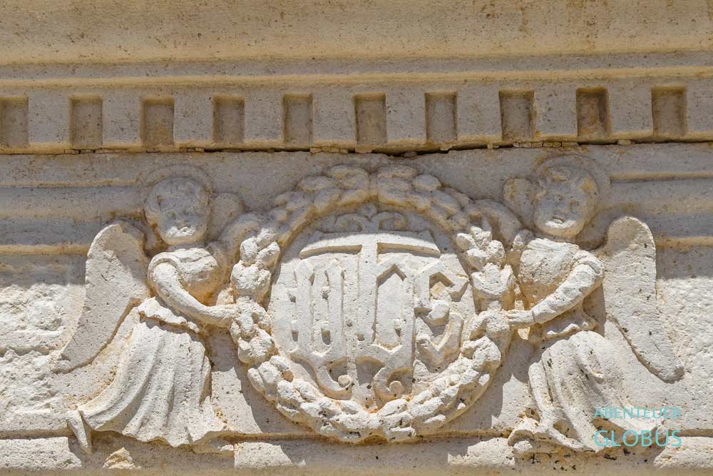 Franziskanerkloster Orebic: Steinmetzarbeit an der Wallfahrtskirche der Gottesmutter von Engeln