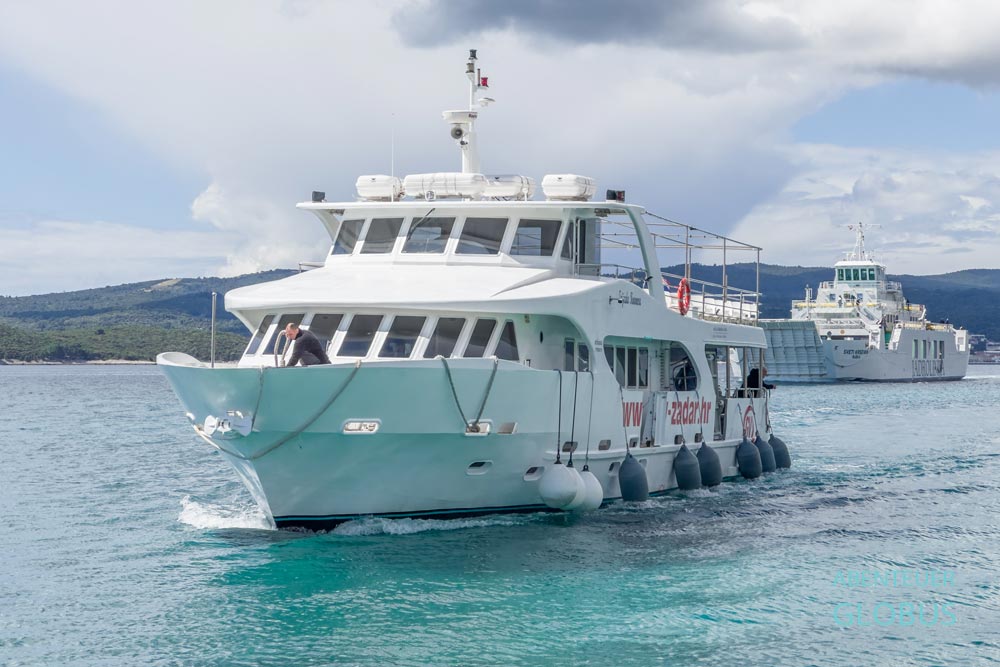 Von Orebic fahren Fähren zur Insel Korcula.