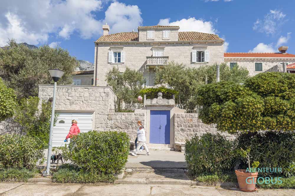 Uferpromenade mit Kapitänsvilla in Orebic auf Peljesac