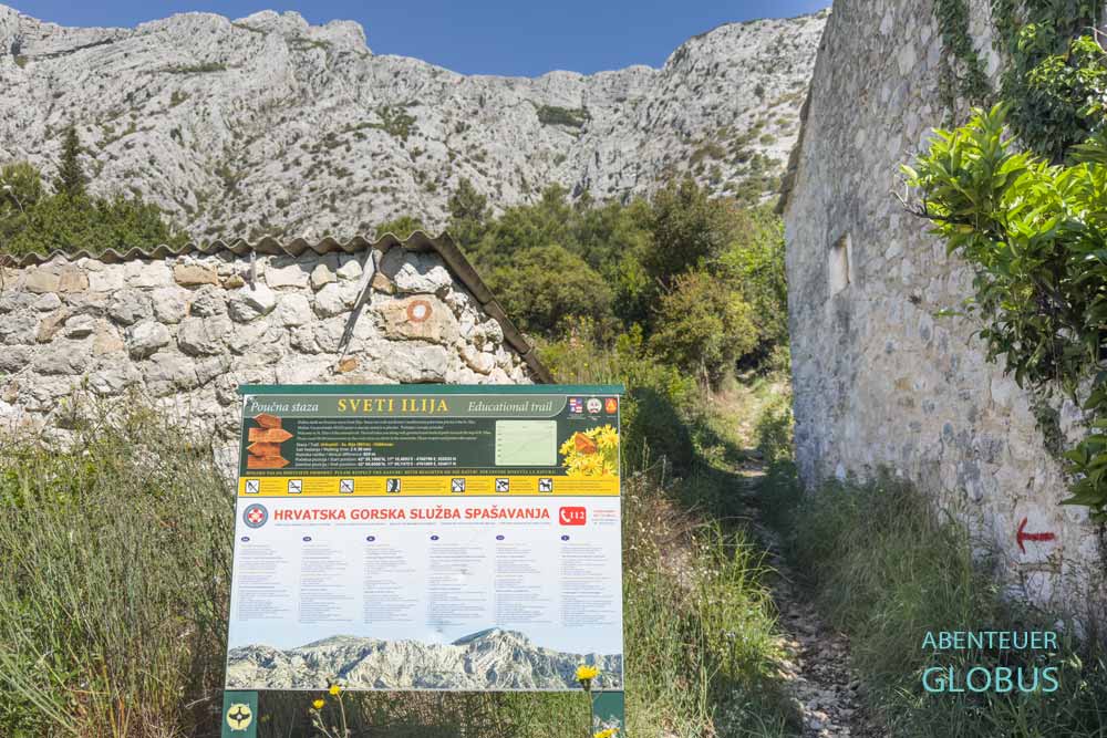 Aktivitäten in Orebic: Berg Sveti Ilija und Hinweisschild am Wanderparkplatz